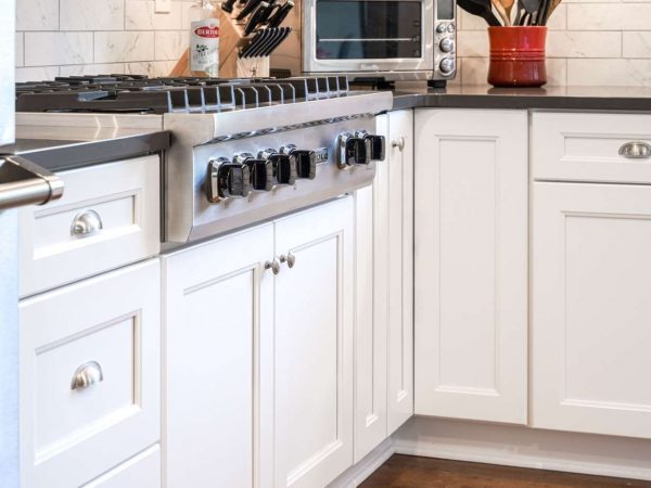 white kitchen cabinets and drawers