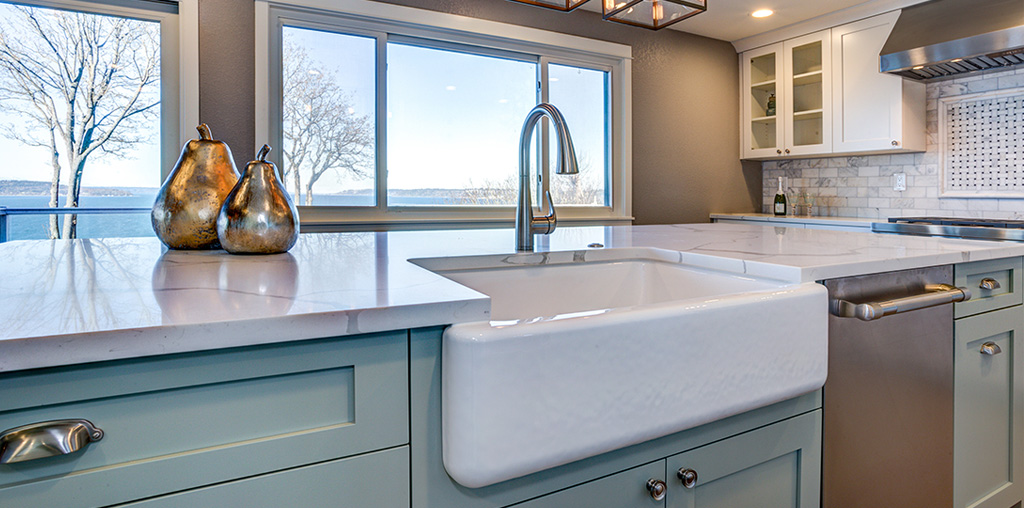 New farmhouse kitchen sink and faucet 