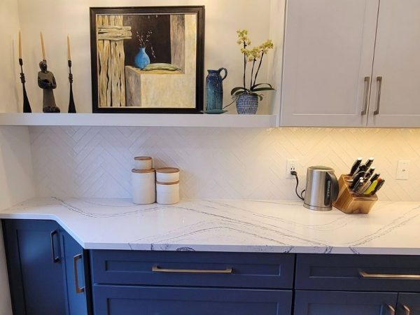 Gray and navy blue kitchen cabinet idea